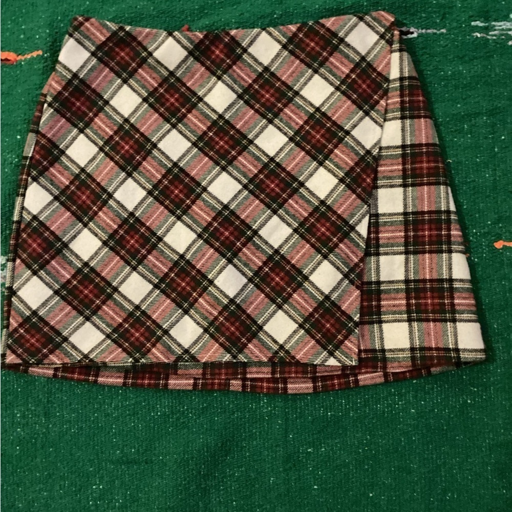 Hollister Ultra High-Rise Skirt -SZ L
Waist 15”
Length 16”